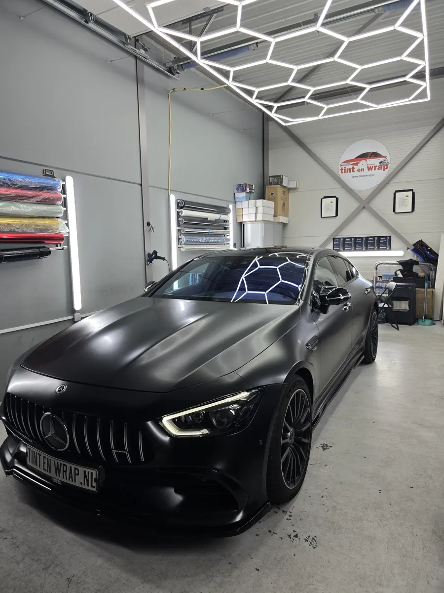 Matzwarte Mercedes-AMG GT in de werkplaats