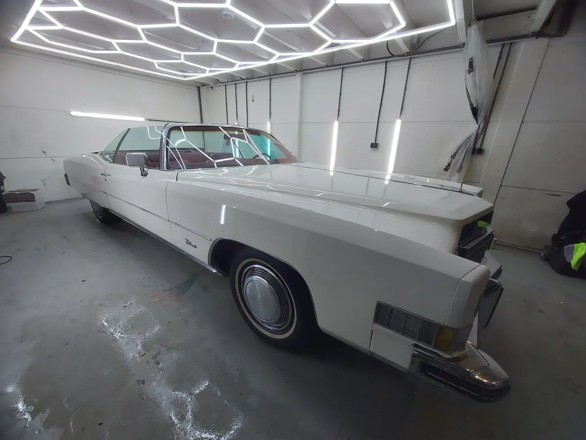 Witte klassieke Cadillac cabriolet in de werkplaats van Tint En Wrap