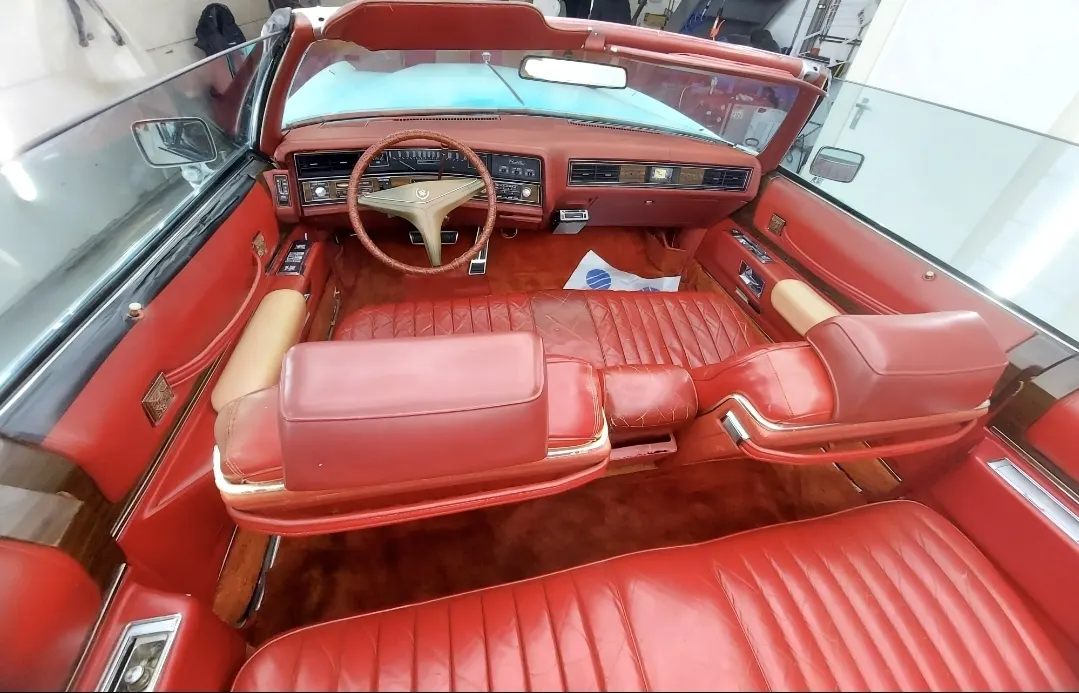 Rood leren interieur van een klassieke cabriolet