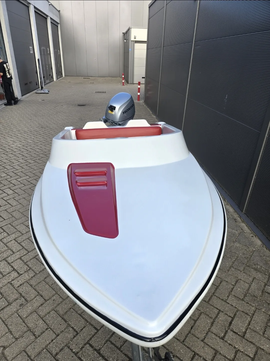 Witte waterscooter met rode details, gefotografeerd van voren