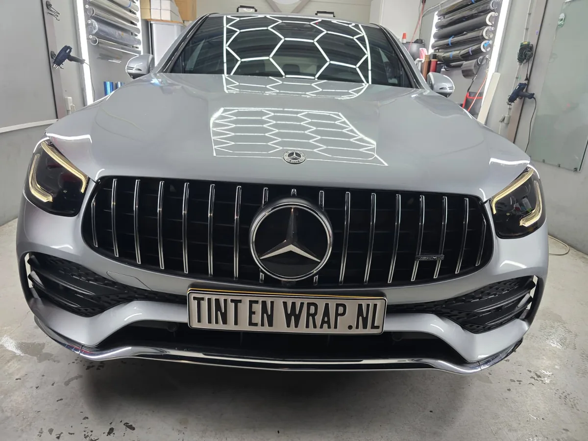 Zilvergrijze Mercedes GLC 43 AMG met getinte voorruit in de werkplaats