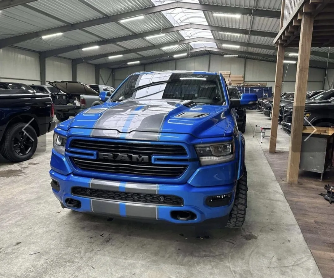 Blauwe RAM pick-up met zwarte details in de werkplaats