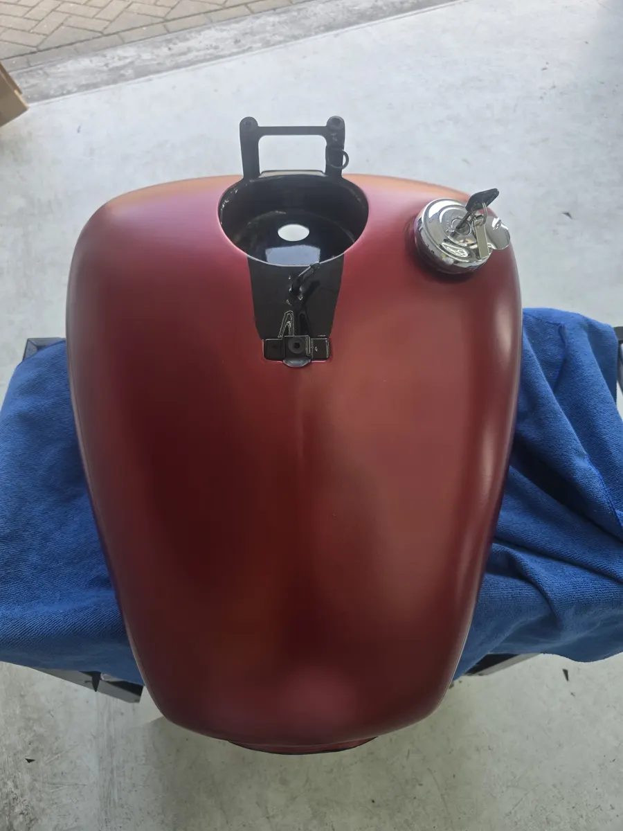 Motortank met matrode afwerking