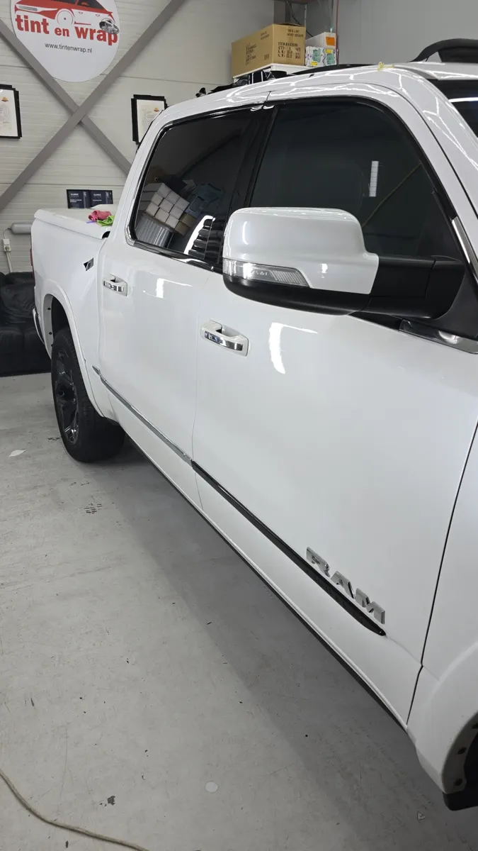 Witte RAM pick-up met getinte zijruiten in de werkplaats